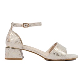 Niedrige beige-goldene Sandalen