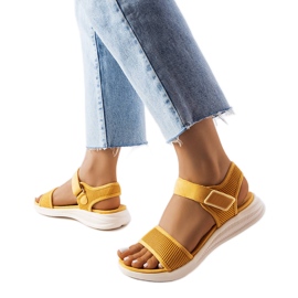 Gelbe Sportsandalen von Bériault