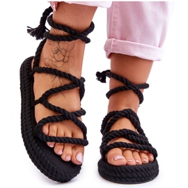 Gebundene Sandalen auf einer klobigen Plateausohle. Schwarz kann es kaum erwarten