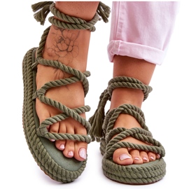 Gebundene Sandalen auf einem klobigen Plateau. Grün kann es kaum erwarten