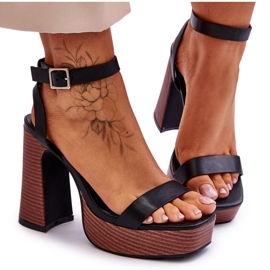 Ledersandalen auf einer klobigen schwarzen Marina-Plattform