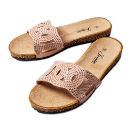 Rosafarbene Pantoletten mit Lagacé-Streifen verziert