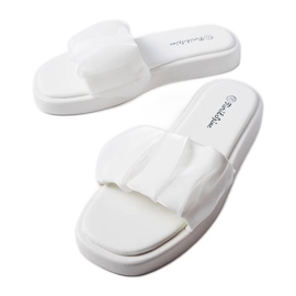 Weiße Slider mit Boulevard-Rüschen verziert