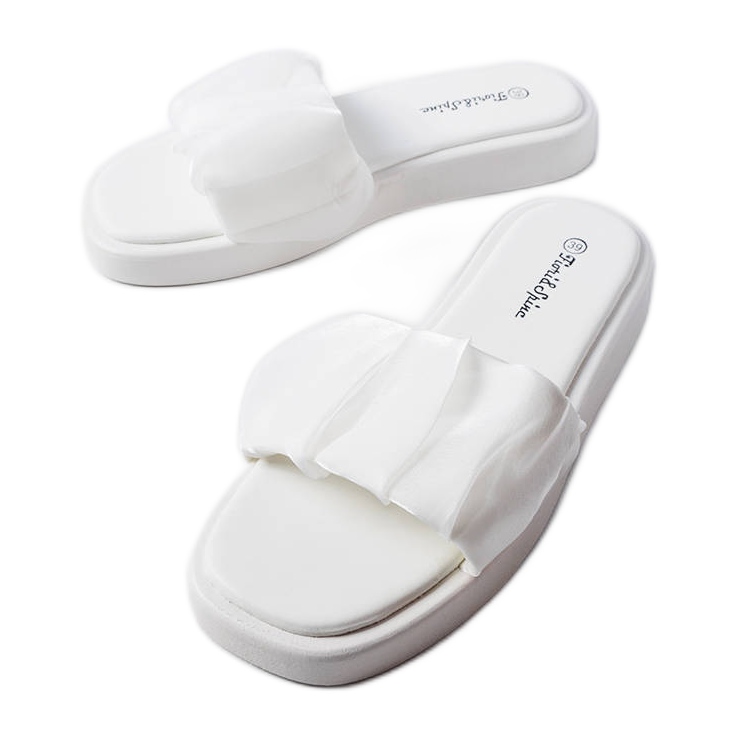 Weiße Slider mit Boulevard-Rüschen verziert