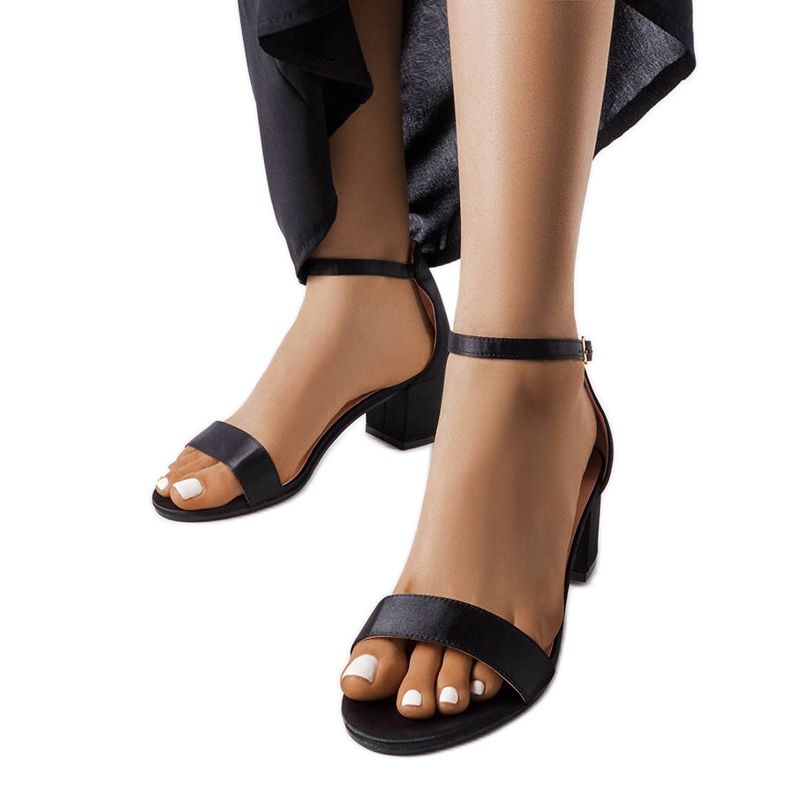 Schwarze Sandalen mit niedrigem Absatz von Bingamon