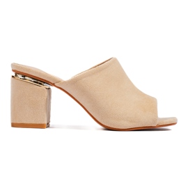 Beigefarbene Vinceza-Pantoletten am Pfosten