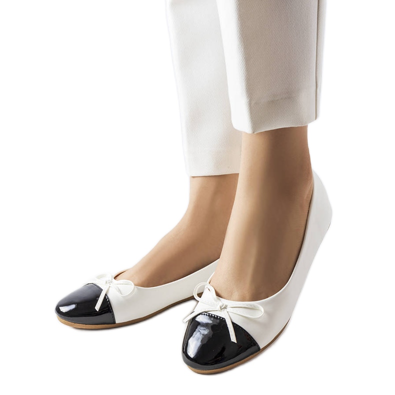 Weiße Ballerinas mit Lackkappe von Despins