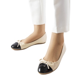 Beigefarbene Ballerinas mit Lackkappe von Despins