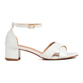 Weiße, elegante Sandalen mit niedrigem Absatz von Shelovet