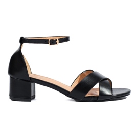 Schwarze Sandalen mit niedrigem Absatz von Shelovet