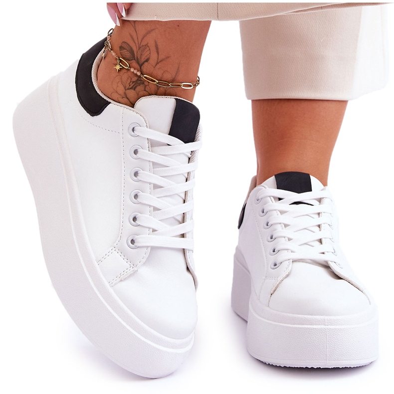 Sportschuhe auf einer riesigen Plattform in Weiß und Schwarz von Boneti