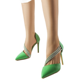 Grüne Absätze mit Abbotsford-Strasssteinen verziert