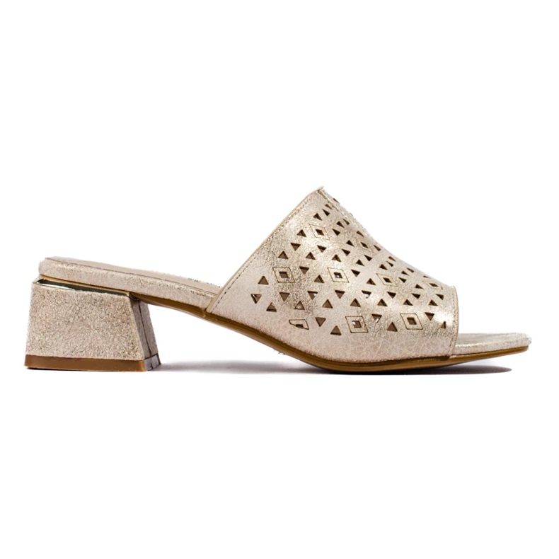 Openwork Golden Flip Flops auf einem niedrigen metallischen Pfosten