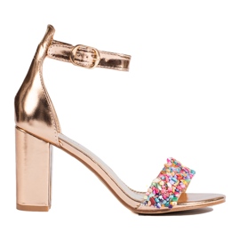 Goldene Nietensandalen von Shelovet