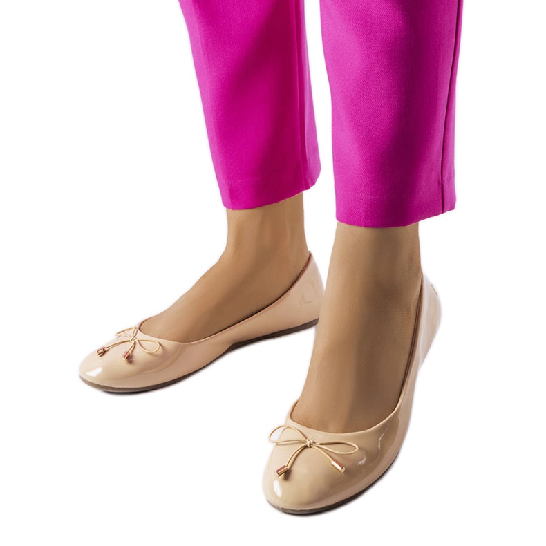 Beige lackierte Ballerinas von Lakewood