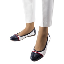 Weiße und marineblaue Ballerinas von Salmons