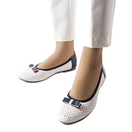 Weiße durchbrochene Ballerinas mit Tisser-Schleife