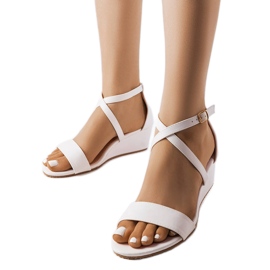Fließende weiße Keilsandaletten