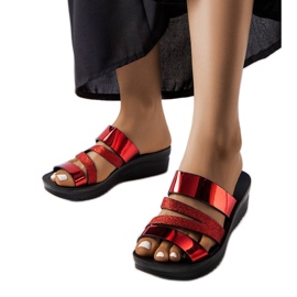 Lolis rot glänzende Hausschuhe