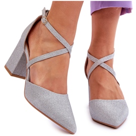 Modische glänzende Pumps auf einem silbernen Galaxy-Absatz silber-