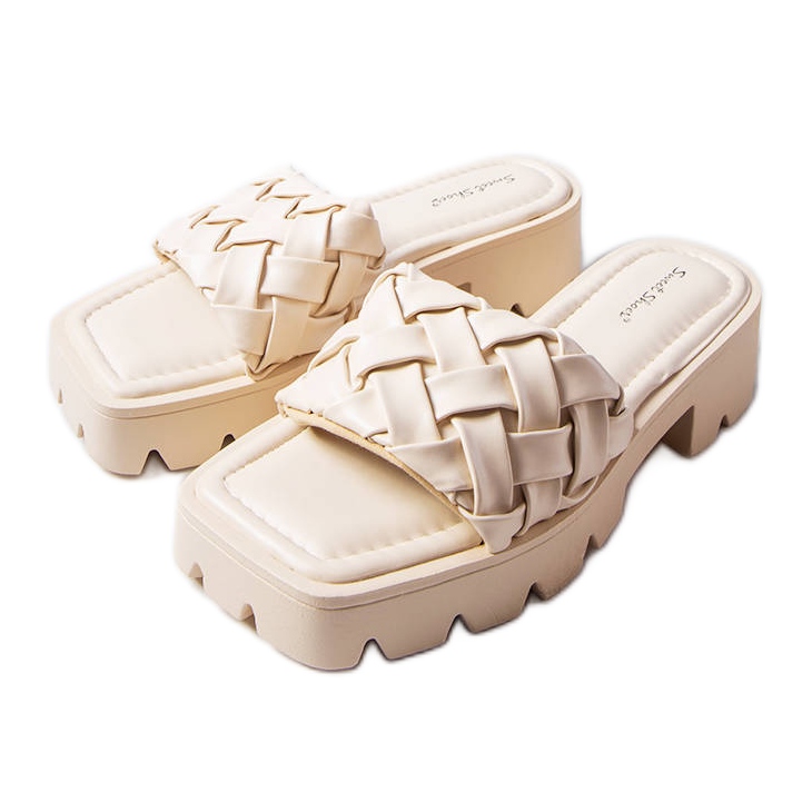 Beigefarbene Hausschuhe mit Traktorsohle von Lora