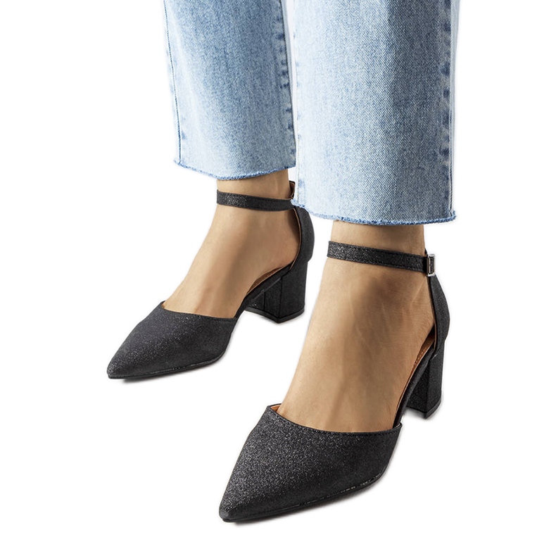 Schwarze Pumps mit niedrigem Absatz von Sttele