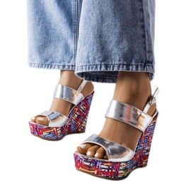 Silberverzierte Keilsandalen von Westtide