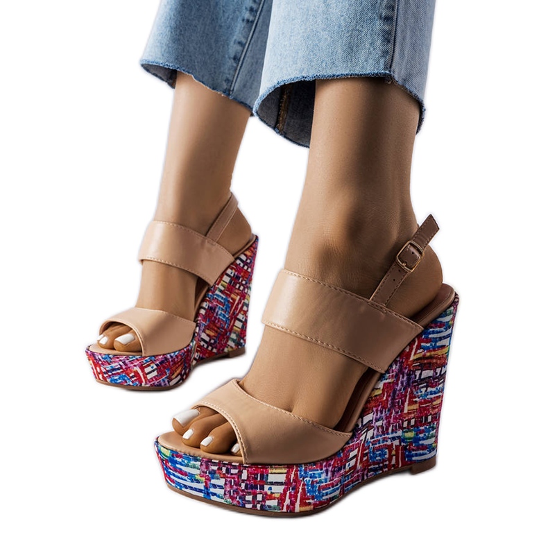 Beige verzierte Keilsandaletten von Westtide