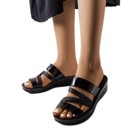 Lolis schwarz glänzende Hausschuhe