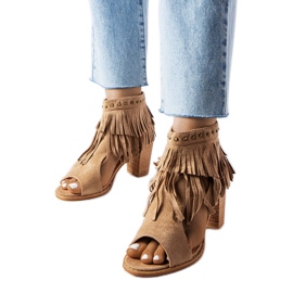 Durchbrochene Stiefel am M263-Pfosten beige