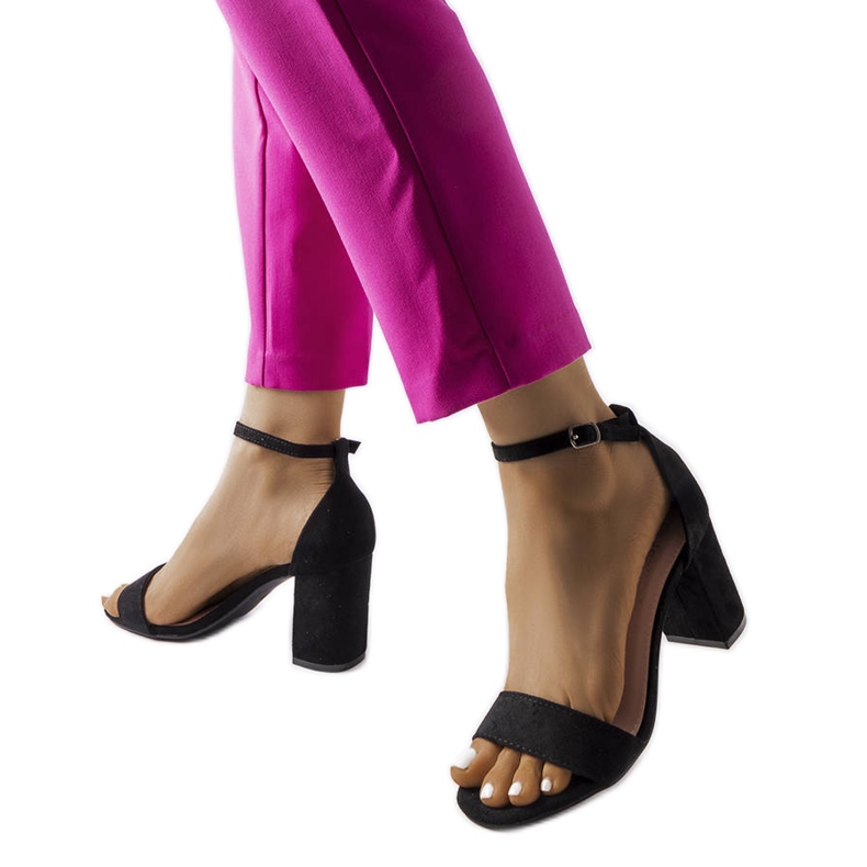 Schwarze Sandalen mit niedrigem Absatz von Lourna