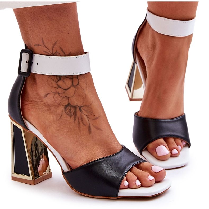 Elegante schwarze und weiße High-Heel-Sandalen