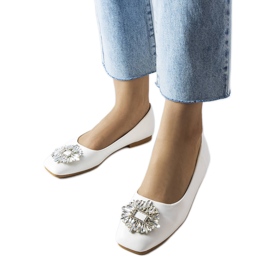 Weiße Ballerinas mit Miren-Brosche