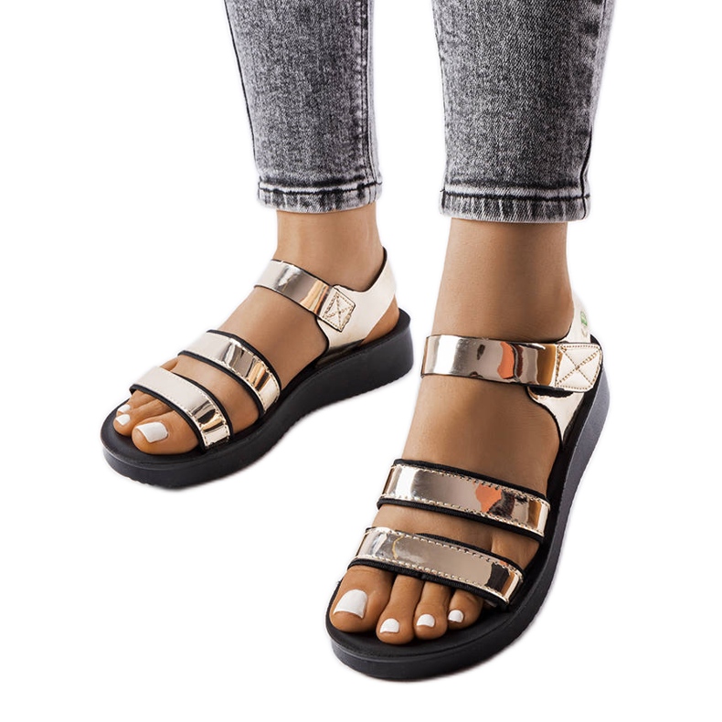 Brices goldlackierte Sandalen golden