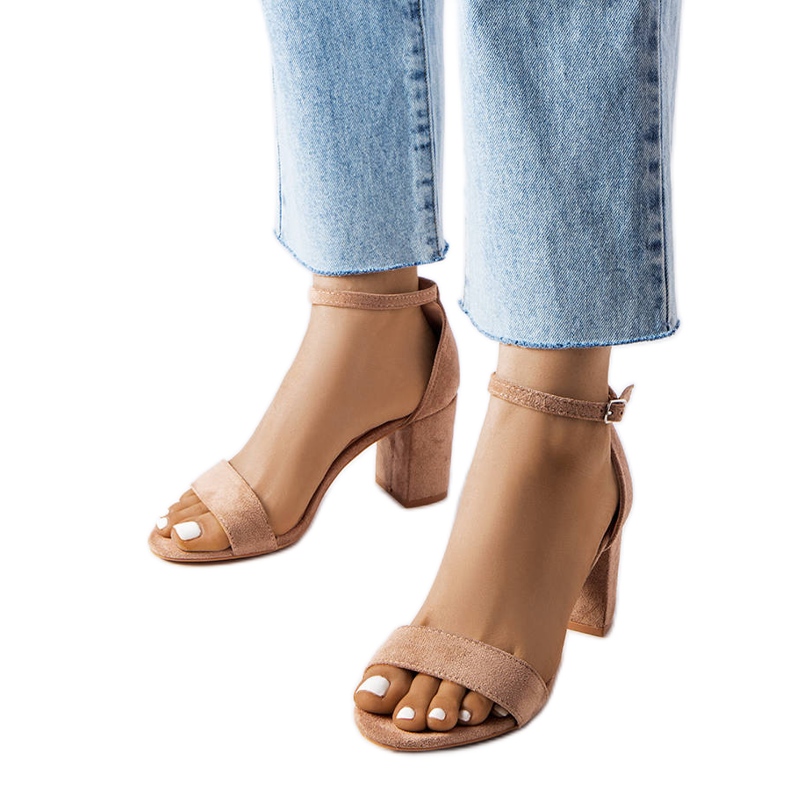 Beigefarbene Sandalen mit niedrigem Absatz von Lourna