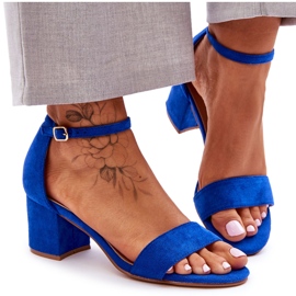 Flitterwochenblaue klassische Wildledersandalen mit niedrigem Absatz