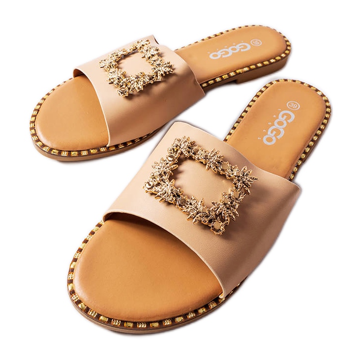 Beigefarbene Slider mit Verzierung von Miriama