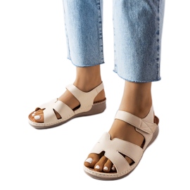 Beigefarbene Sandalen mit niedrigem Keilabsatz von Nelly