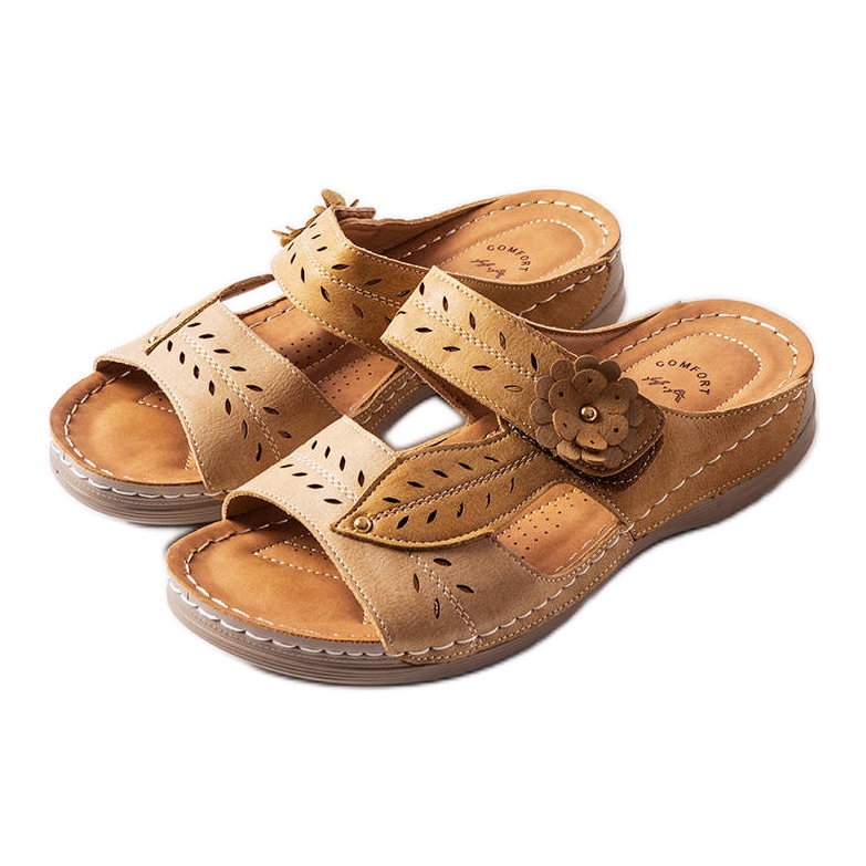 Beigefarbene Sandalen mit niedrigem Keilabsatz von Jolanta