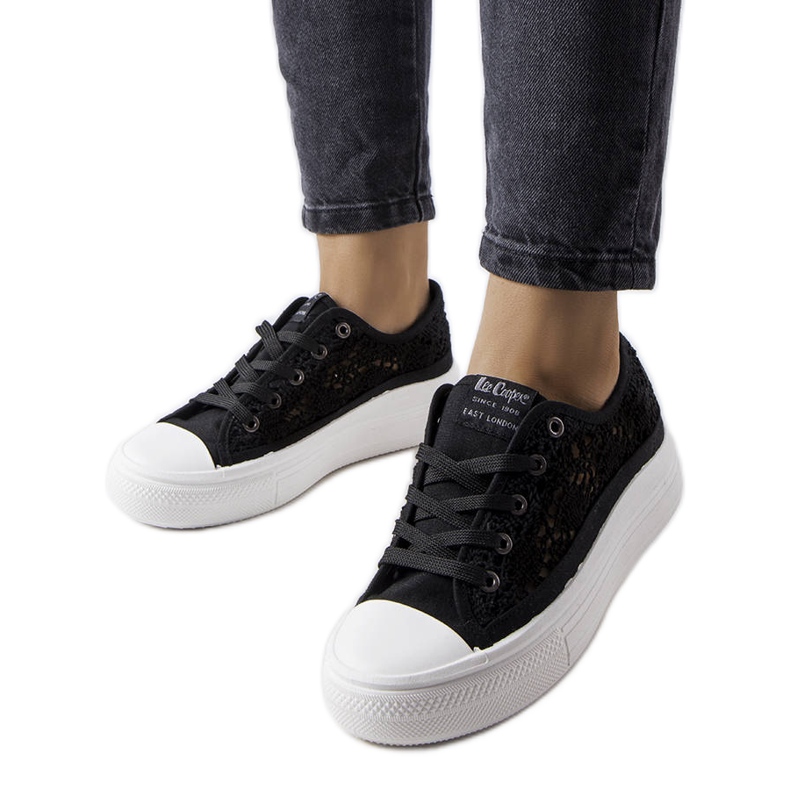 Schwarze durchbrochene Turnschuhe Lee Cooper LCW-23-44-1618L