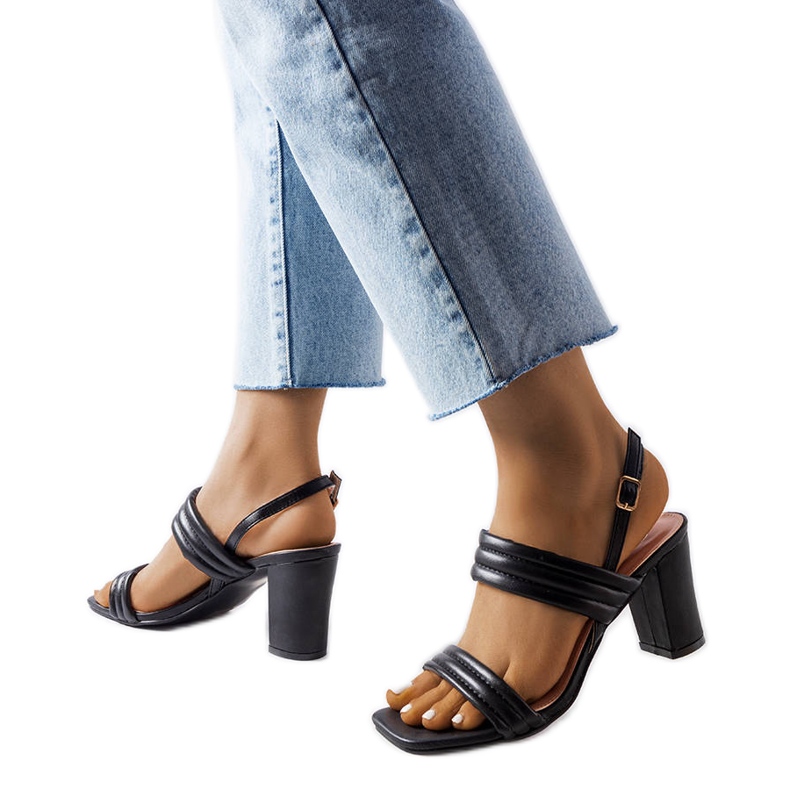 Schwarze Sandalen am Moli-Pfosten