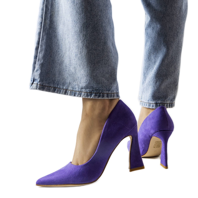 Lila Pumps auf einem asymmetrischen Stiletto-Absatz von Linda violett