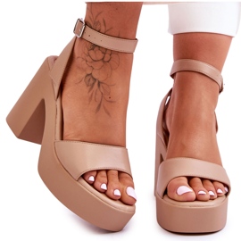 Modische Sandalen auf massiven beigen Karmine-Absätzen