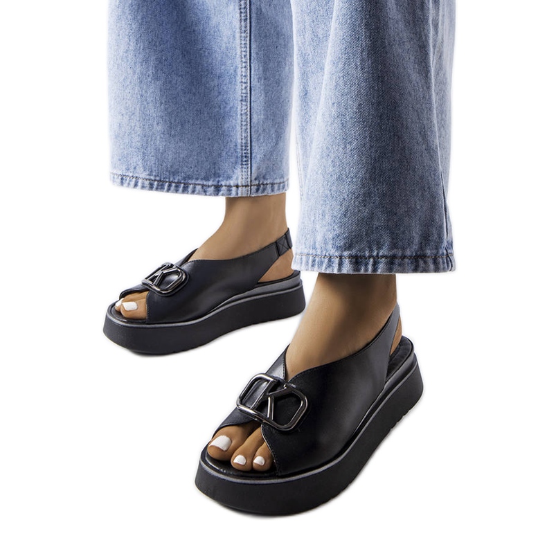 Schwarze Plateausandalen mit Verzierung von Karino