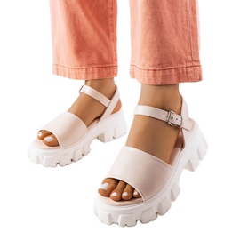 Beigefarbene Sandalen auf einer massiven Vinceza-Sohle