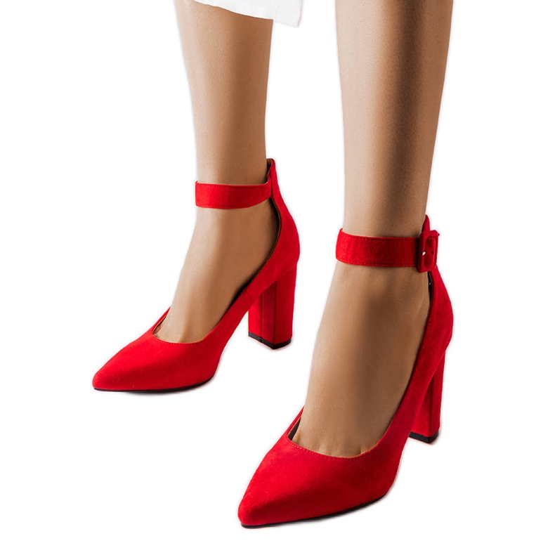 Rote Pumps am Achenpfosten