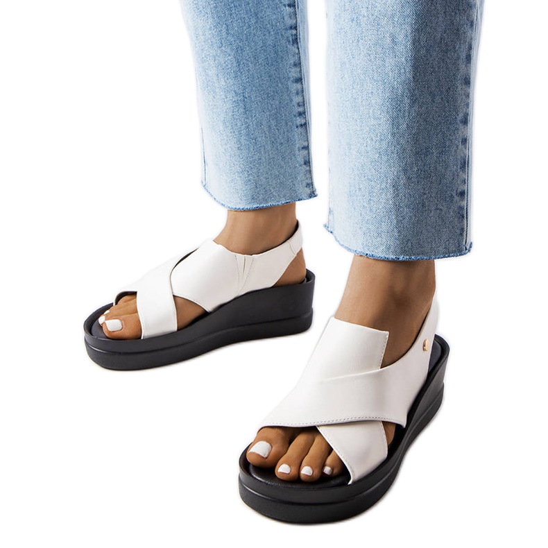 Weiße Keilsandalen von Adelina