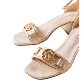 Inna Goldene Helmi-Sandalen mit niedrigem Absatz beige