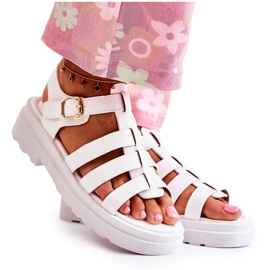 Modische Sandalen mit weißen Malien-Riemen