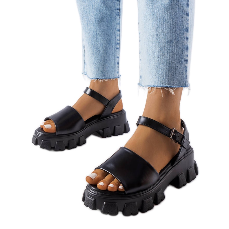 Vinceza Schwarze Sandalen auf einer massiven Vincez-Sohle